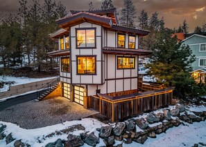 Exterior - Beautiful Japanese Pagoda (Bend)