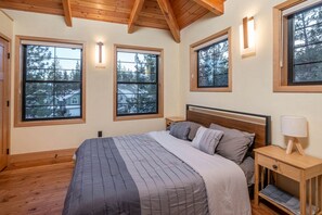 3 bedrooms, iron/ironing board, free WiFi, bed sheets - Beautiful Japanese Pagoda (Bend)