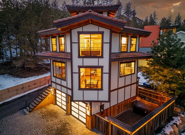 Exterior - Beautiful Japanese Pagoda (Bend)