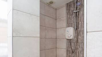 Dusj, håndklær, såpe og sjampo