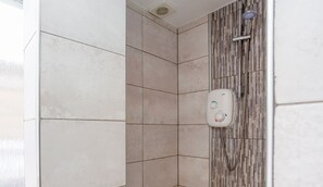 Ducha, toallas, jabón, shampoo