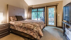 1 bedroom, desk, iron/ironing board, travel crib - Studio Suite (Parksville)