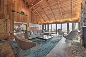 Televisión, chimenea y libros