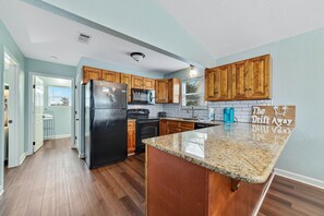 Frigorifero, microonde, forno, piano cottura