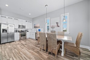 Fridge, microwave, oven, stovetop - PRIVATE HOME! WALKING DISTANCE TO LITTLE LAGOON, COMMUNITY POOL! (Gulf Shores)