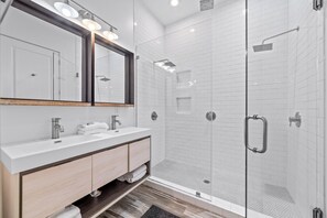 Ensemble douche/baignoire, serviettes fournies, shampoing