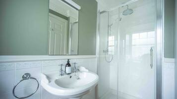 Habitación doble | Baño | Secadora de cabello y toallas