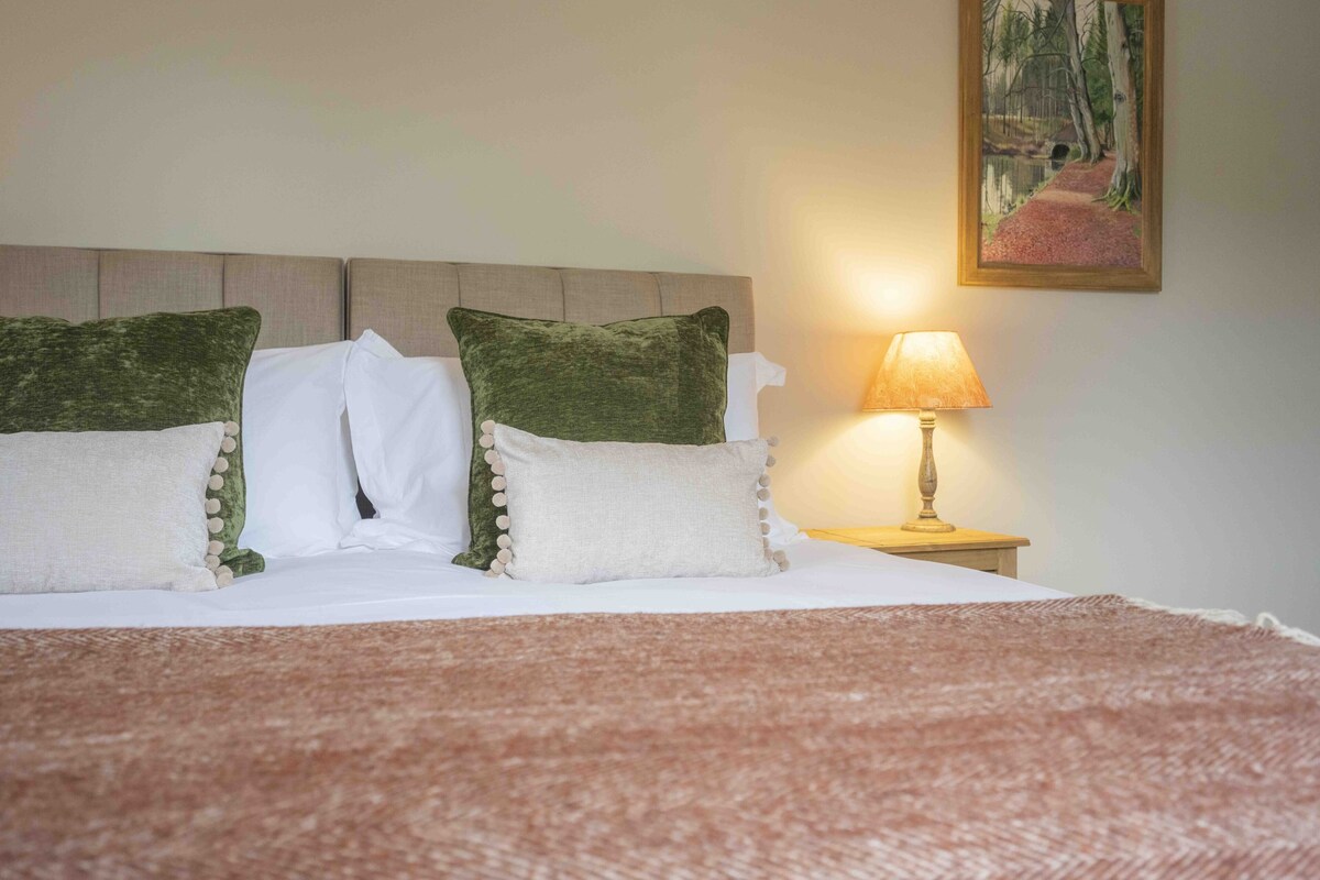 Hypo-allergenic bedding available, iron/ironing board, WiFi (free)