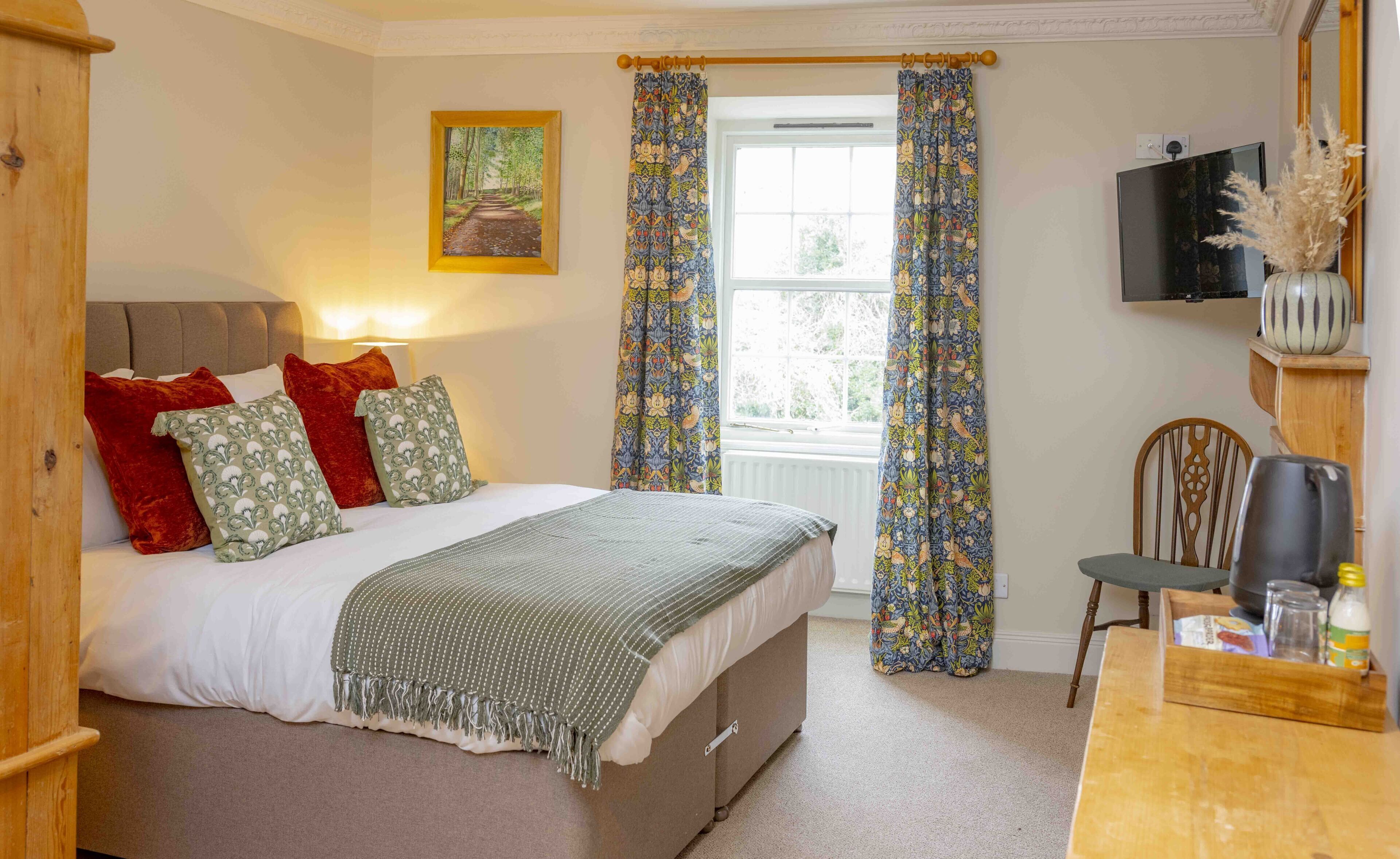 Hypo-allergenic bedding, iron/ironing board, free WiFi