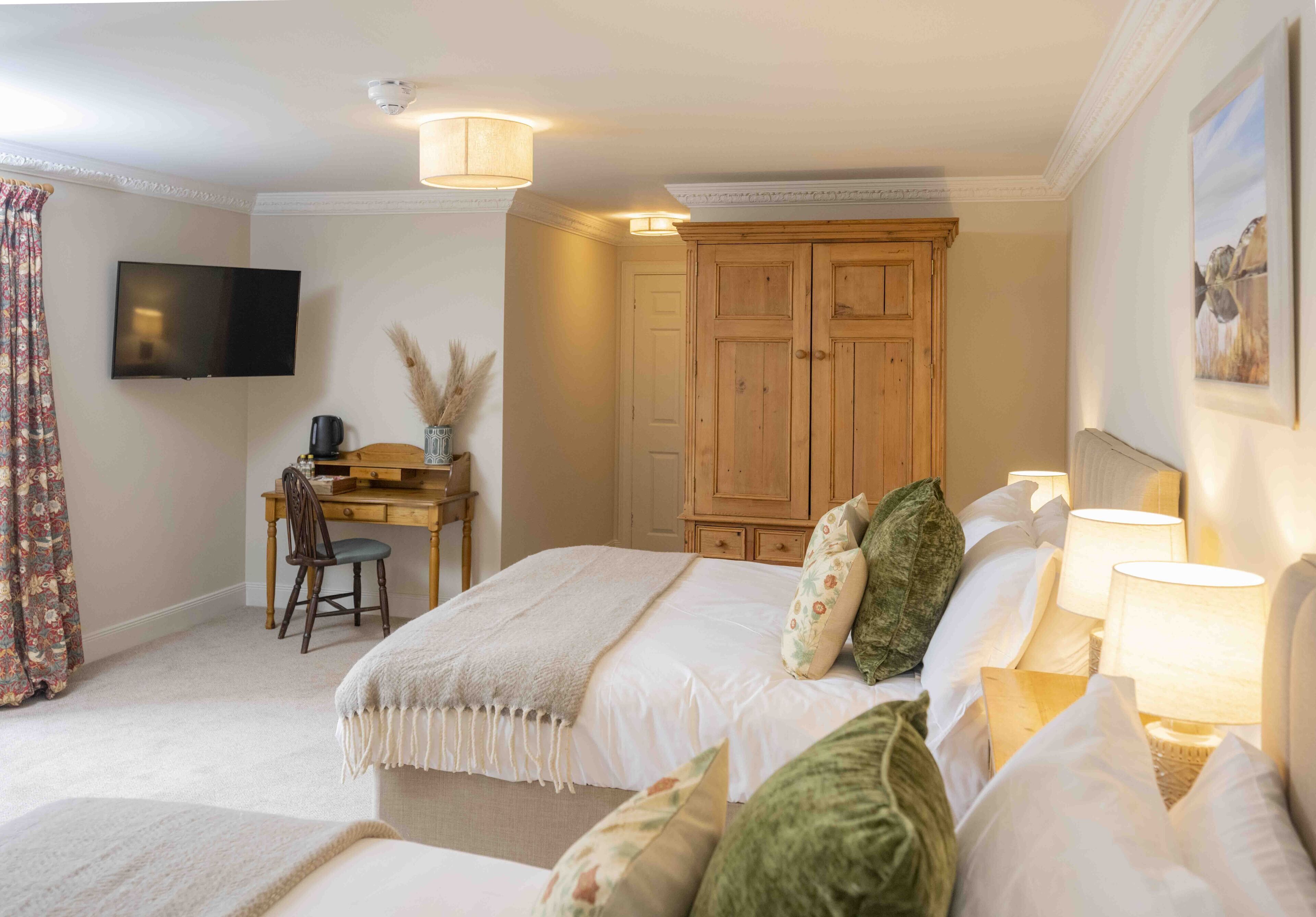 Ropa de cama hipoalergénica y tabla de planchar con plancha 