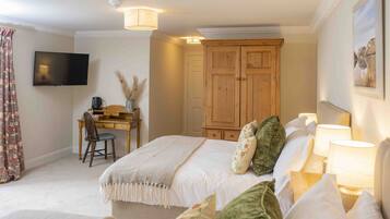 Habitación familiar con 1 cama matrimonial o 2 individuales | Ropa de cama hipoalergénica y tabla de planchar con plancha