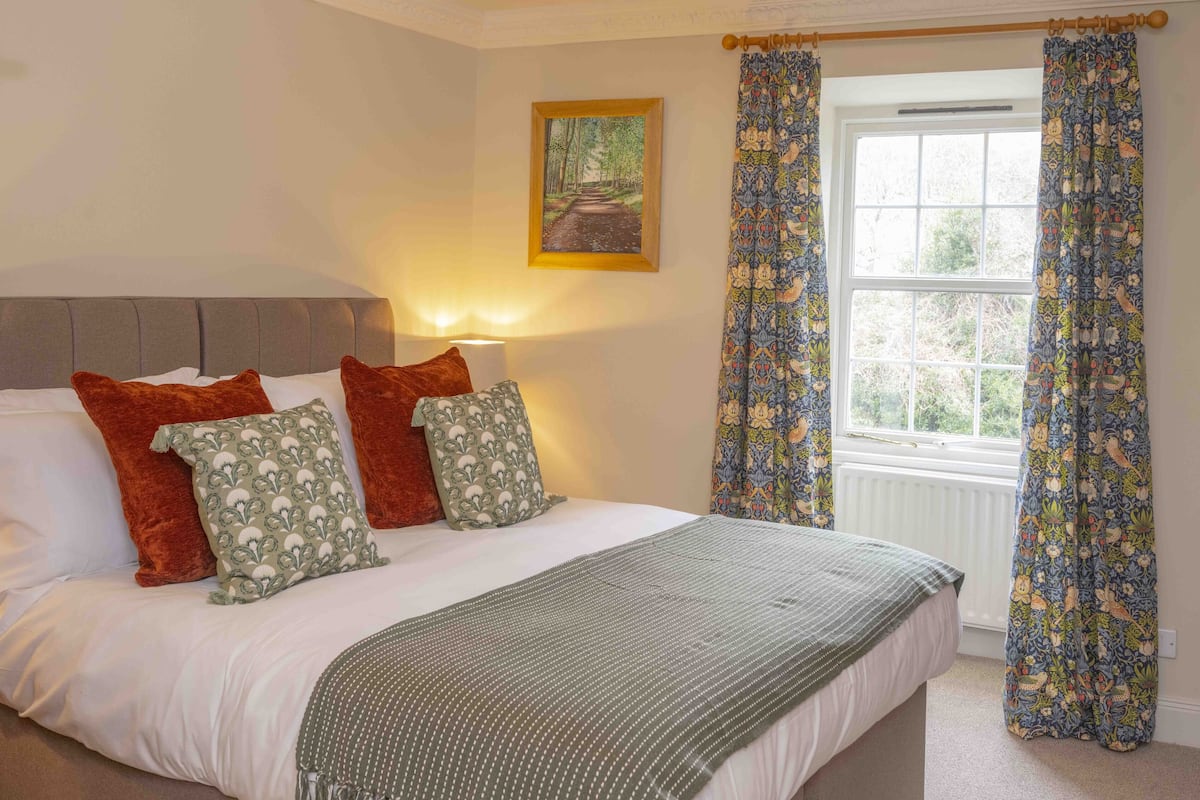 Hypo-allergenic bedding, iron/ironing board, free WiFi