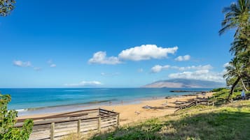 Chaises longues, serviettes de plage