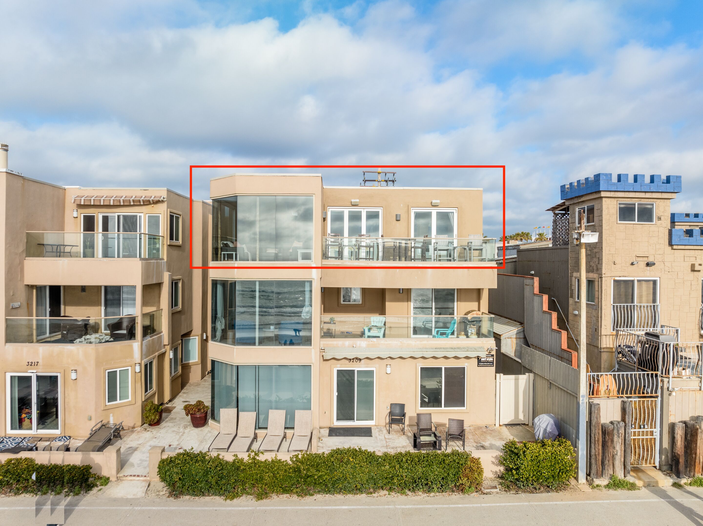 Un bâtiment moderne à deux étages, doté de balcons, de grandes fenêtres et d’un toit plat.