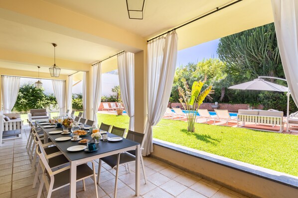 Outdoor dining - Spacious private villa with pool, within walking distance of Mondello beach (Palermo)