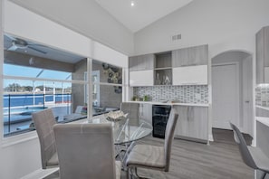 Interior - Luxe Lakefront Escape - Jacuzzi +Pool + Sunset Views + BBQ + Close to Disney! (Davenport)