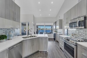 Réfrigérateur, four à micro-ondes, un four, surface de cuisson