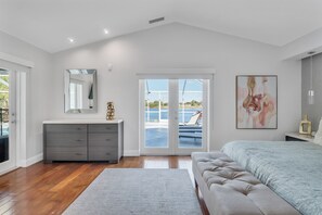 4 habitaciones, escritorio y tabla de planchar con plancha 