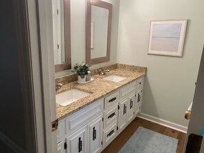 Shower, towels - Spacious home in quiet neighborhood 5.5 miles from Augusta National (Martinez)