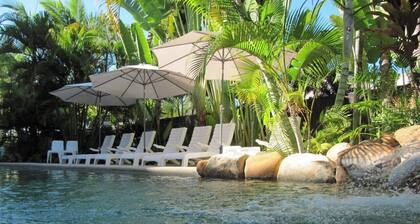 Across from beach! Wake up to beautiful sunrises, lush greenery & passing boats