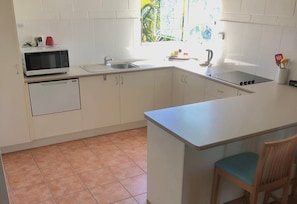 Fridge, microwave, stovetop, dishwasher