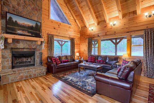 Smart TV, fireplace, video games, DVD player - Hidden Lake Lodge: Fish, Hot Tub, Wifi, Laundry, + 30 acres in Hocking Hills (Logan)