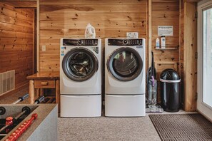 Interior - Hidden Lake Lodge: Fish, Hot Tub, Wifi, Laundry, + 30 acres in Hocking Hills (Logan)