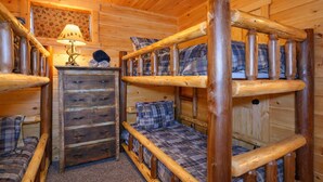 5 bedrooms, free WiFi, bed sheets - Hidden Lake Lodge: Lake + 30 Acres Hocking Hills (Logan)