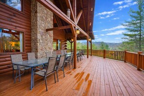 Outdoor dining - Hidden Lake Lodge: Lake + 30 Acres Hocking Hills (Logan)