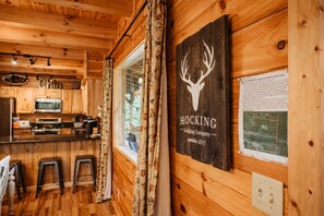 Coffee/tea maker, fridge, microwave, oven - Hidden Lake Lodge: Lake + 30 Acres Hocking Hills (Logan)