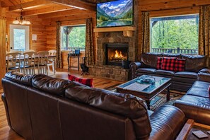 Een smart-tv, een open haard, videogames en een dvd-speler