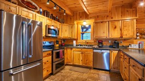 Coffee/tea maker, fridge, microwave, oven - Hidden Lake Lodge: Lake + 30 Acres Hocking Hills (Logan)
