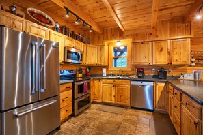 Coffee/tea maker, fridge, microwave, oven - Hidden Lake Lodge: Lake + 30 Acres Hocking Hills (Logan)