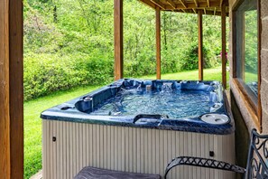 Outdoor spa tub - Hidden Lake Lodge: Lake + 30 Acres Hocking Hills (Logan)