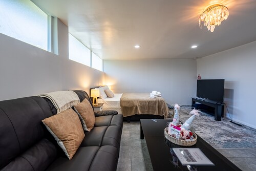 Clean City Studio near DTLA w/ Private Yard & FREE Parking