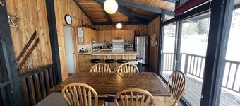 Classic Chalet on free shuttle route-fireplace, hot tub and sauna.

5 Bedrooms