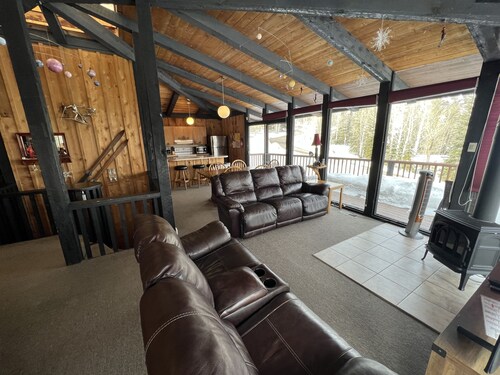 Classic Chalet on free shuttle route-fireplace, hot tub and sauna.

5 Bedrooms