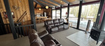 Classic Chalet on free shuttle route-fireplace, hot tub and sauna.
5 Bedrooms