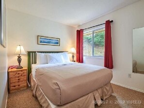 2 bedrooms, WiFi, bed sheets, wheelchair access - Ocean Front Condo (Parksville)