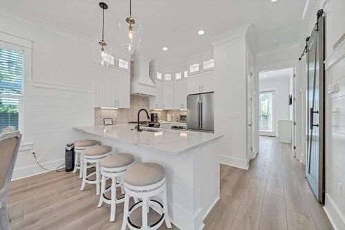 Spacious BRAND NEW Blue Mountain home/ pool + Golf Cart & Bikes. 5 mins to beach