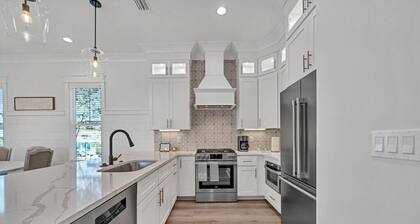 Spacious BRAND NEW Blue Mountain home/ pool + Golf Cart & Bikes. 5 mins to beach