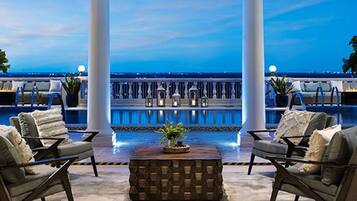 Una piscina al aire libre, una piscina climatizada