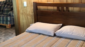 Bluewren Cabin | Individually decorated, individually furnished, free WiFi, bed sheets - Tarra Valley Retreat (Tarra Valley)