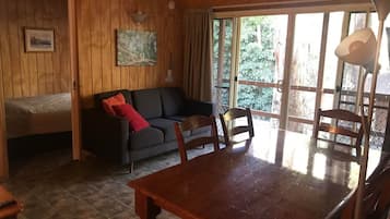 トラディショナル キャビン | リビング エリア