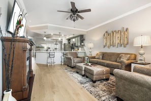 Smart TV, fireplace, DVD player - Updated Walk-in Golf View • Sunroom • Show & Golf Deals! (Branson)