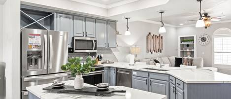 Refrigerador, microondas, horno y parrilla de estufa