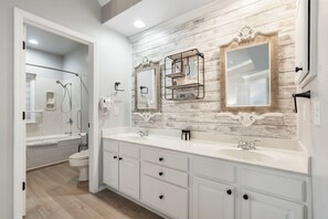 Bañera con ducha, bañera de hidromasaje, secador de pelo, toallas