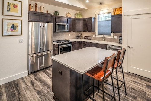 Fairway Retreat with Hot Tub on the Golf Course