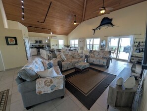 Älytelevisio, kirjoja, tietokoneen näyttö