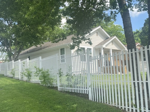 StockYards! Less than 4 minutes-Sleeps 8-Lee House, TCU close by